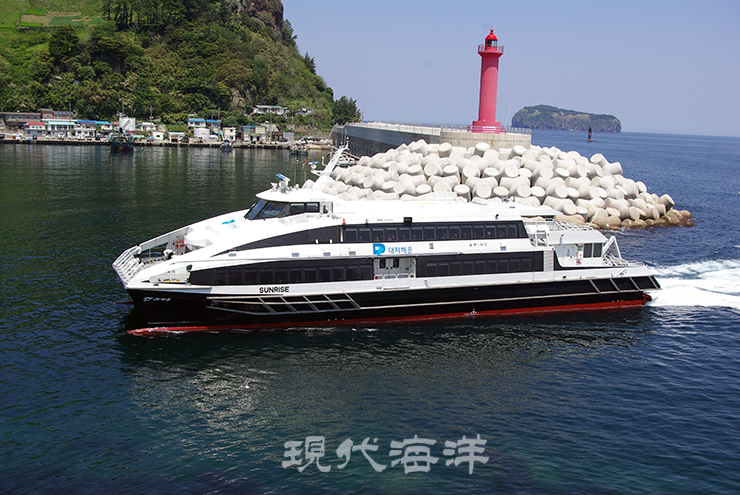 경상북도는 겨울철 내륙과 울릉을 오가는 유일한 여객선인 뉴시다오펄호가 내달 9일부터 2주간 정기 검사로 휴항에 들어감에 따라 대저해운 ‘썬라이즈호’를 대체선으로 투입키로 했다.