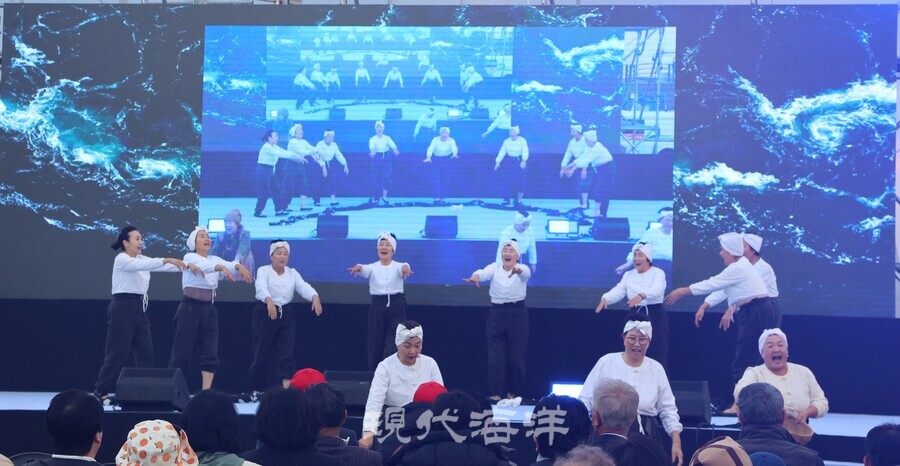 축제 참가자들이 제주 해녀문화 공연을 관람하고 있다