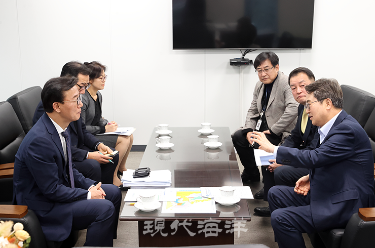 김동연 경기도지사(사진 오른쪽 앞 첫번째)가 전재수 해양수산부 장관에게 평택항 유휴수면 약 727만㎡(220만 평)에 태양광 발전시설을 설치할 수 있게 해 달라고 건의하고 있다. 이 자리에는 윤준호 정무수석 등 경기도 관계자들이 배석했다.