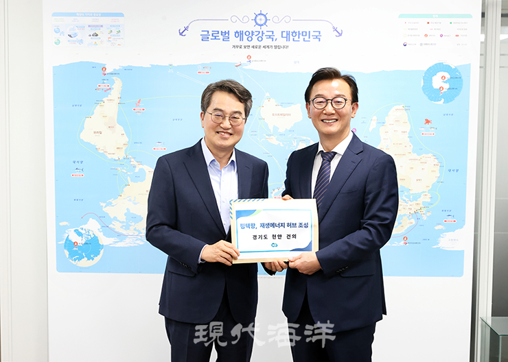 김동연 경기도지사(사진 왼쪽)가 전재수 해양수산부 장관을 만나 평택항 재생ㅇ에너지 허브 조성 등 경기도 현안에 대해 건의했다.